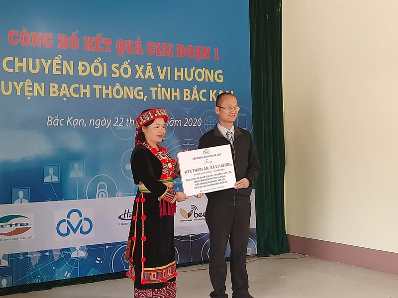 Ông Lê Quang Anh, Giám đốc Trung tâm Giải pháp chính phủ 3 Công ty CMC TS – Đại diện Tập đoàn Công nghệ CMC trao tặng xã Vi Hương các sản phẩm hỗ trợ chuyển đổi số.
