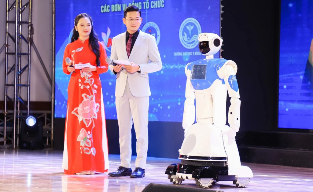 Robot CiCi tham gia dẫn chương trình tại Lễ trao giải sáng tạo KHCN 2023