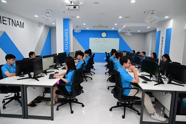 Sinh viên Trường ĐH CMC đang học tại một phòng lab của trường