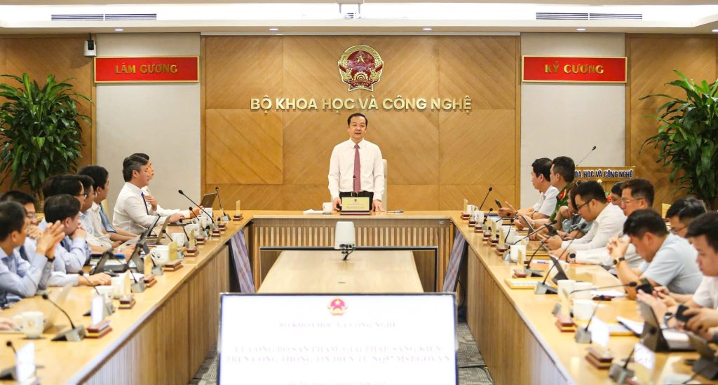 Quang cảnh lễ công bố