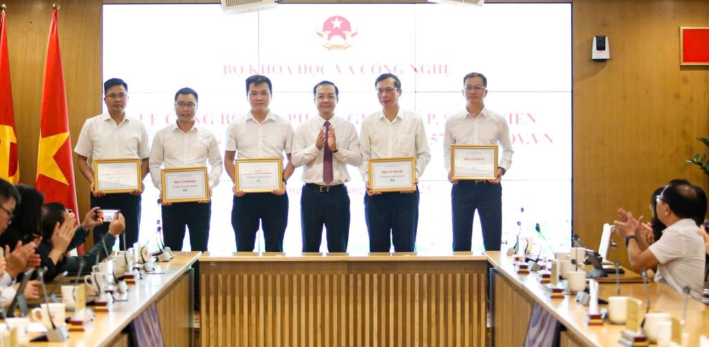 TS. Đặng Minh Tuấn - Viện trưởng CMC ATI lên nhân công bố