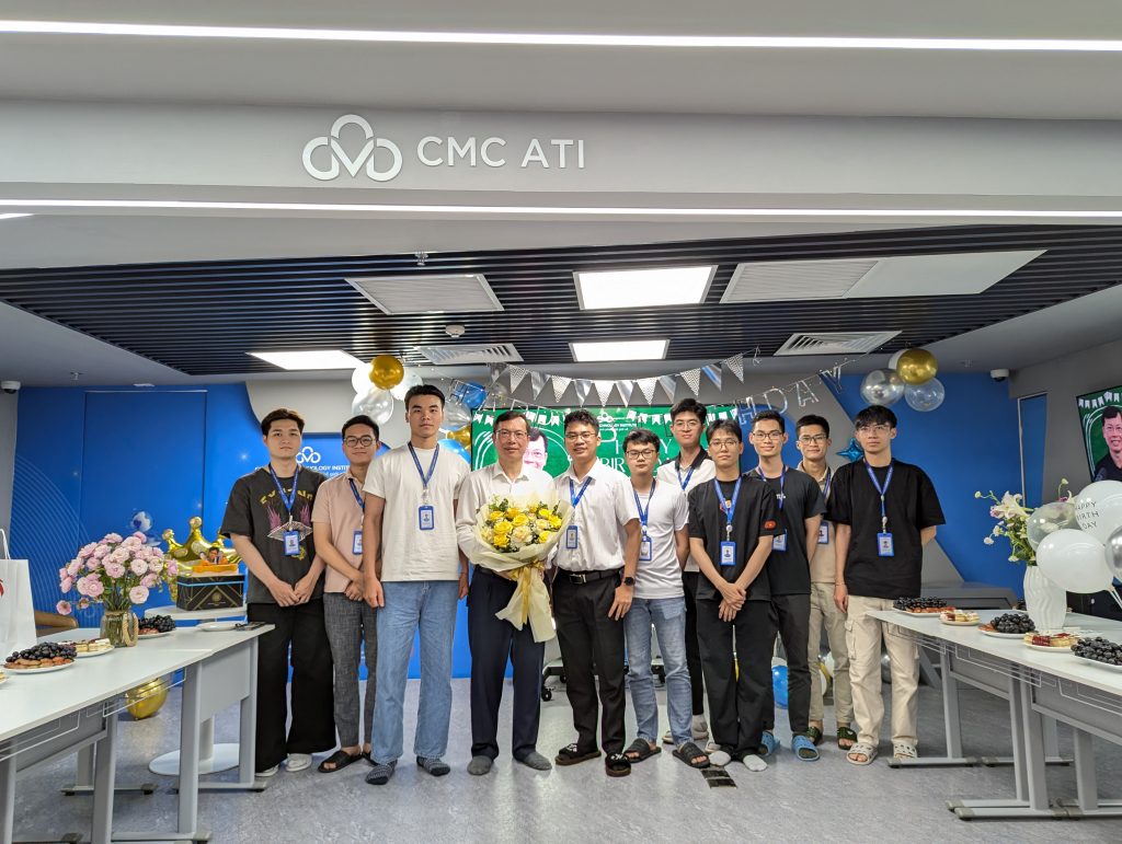 Lab Blockchain gửi bó hóa tươi thắm chúc mừng sinh nhật Viện trưởng