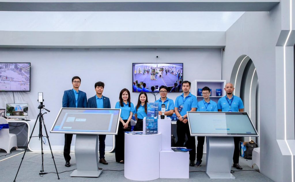 Đội ngũ của CMC có mặt tại gian hàng để mang các giải pháp AI đến gần hơn với người dân