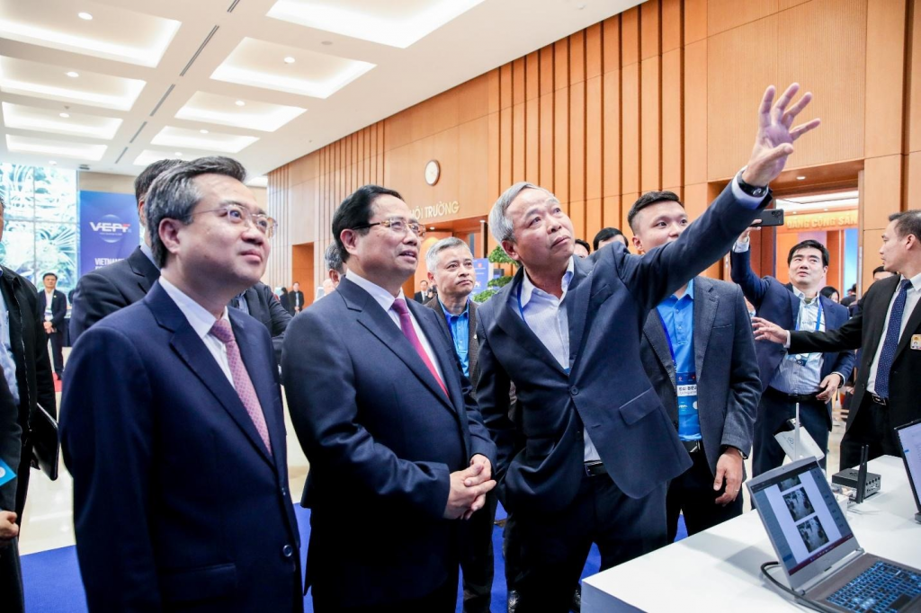 Chủ tịch CMC giới thiệu giải pháp AI Camera giám sát an ninh với Thủ tưởng Chính phủ Phạm Minh Chính