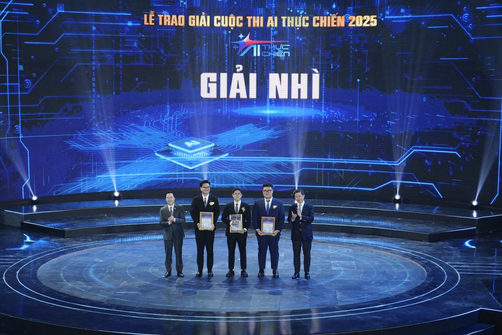 Đội “VƯƠN MÌNH” của CMC ATI & C-OpenAI nhận Giải Nhì cuộc thi “AI Thực chiến” 2025 tại Lễ Trao giải tối 10/01/2026.