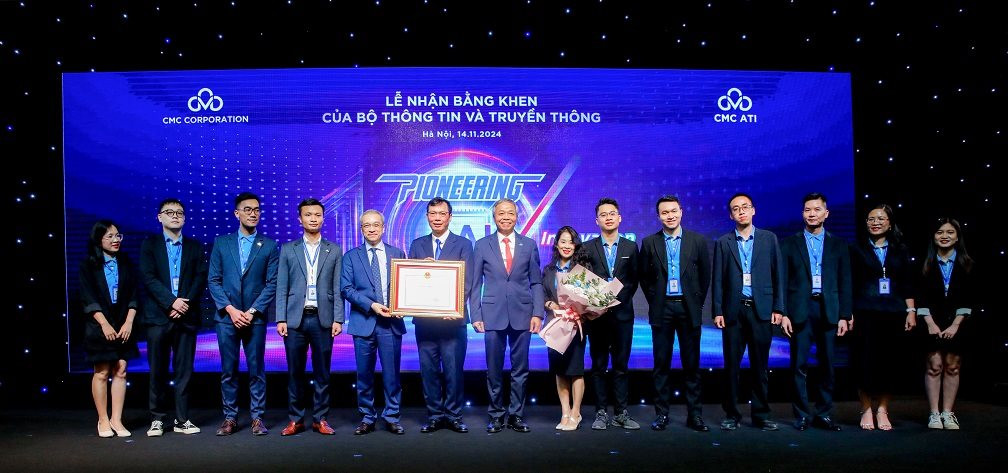Thứ trưởng Bộ Thông tin và Truyền thông Phan Tâm tặng Bằng khen cho tập thể Viện nghiên cứu ứng dụng công nghệ CMC (CMC ATI) 